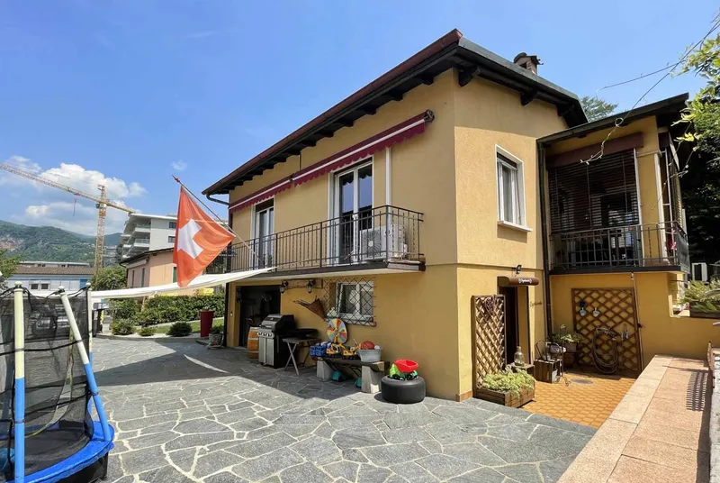 OCCASIONE - CASA UNIFAMILIARE CON AMPIO GIARDINO A MENDRISIO, foto 2