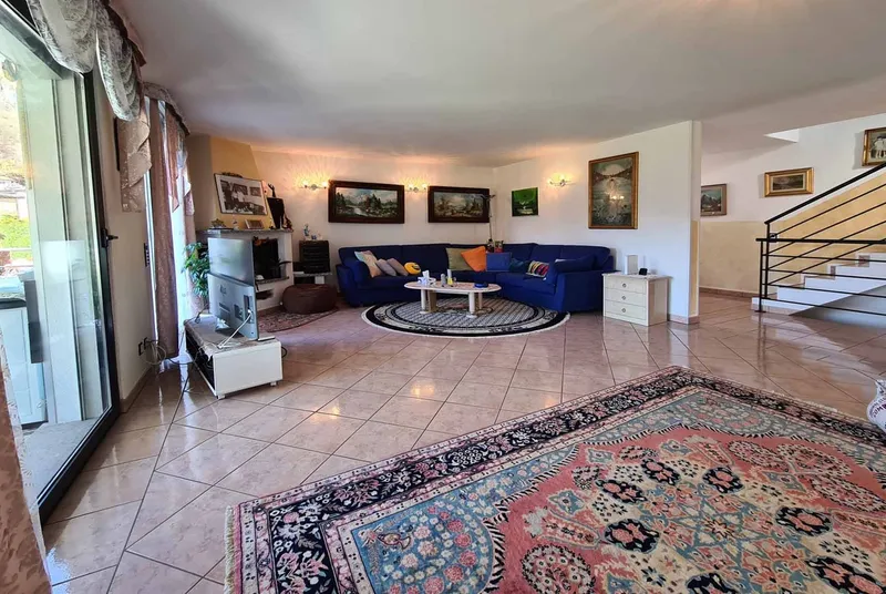SPAZIOSA VILLA 6.5 LOCALI CON AMPIO GIARDINO A FIGINO, foto 4