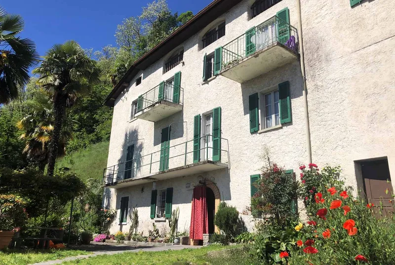 CASA DI OLTRE 12 LOCALI CON 4 TERRAZZE E GIARDINO A BIOGGIO, foto 1