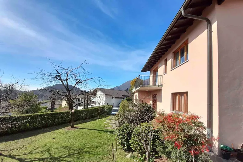 SPLENDIDA VILLA DI 6.5 LOCALI CON AMPIO GIARDINO A CURIO, foto 2