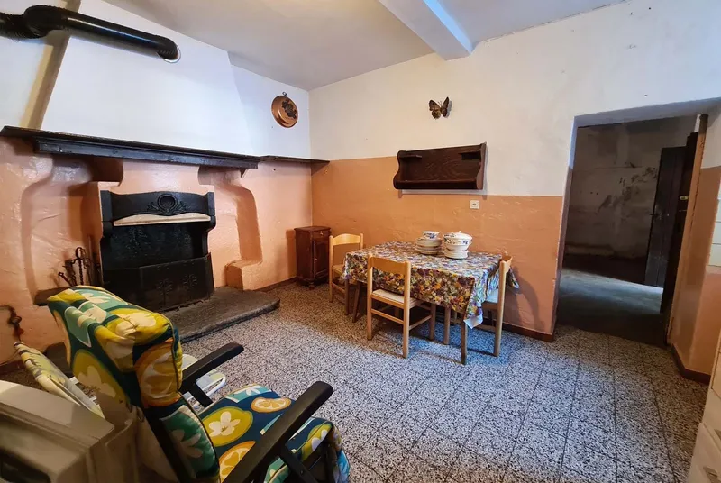 AMPIA CASA DA RISTRUTTURARE CON 1500 MQ DI TERRENO A ROVIO, foto 12