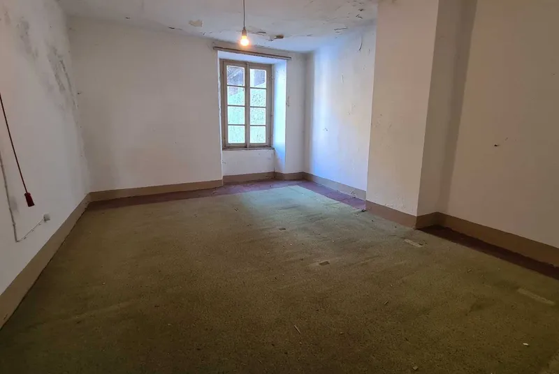 AMPIA CASA DA RISTRUTTURARE CON 1500 MQ DI TERRENO A ROVIO, foto 8