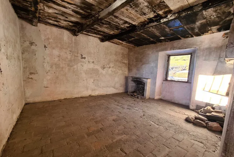 AMPIA CASA DA RISTRUTTURARE CON 1500 MQ DI TERRENO A ROVIO, foto 5