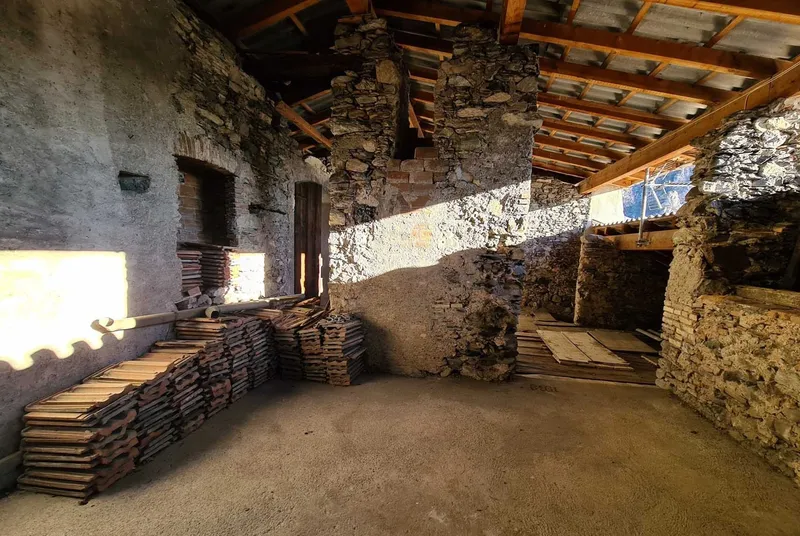 AMPIA CASA DA RISTRUTTURARE CON 1500 MQ DI TERRENO A ROVIO, foto 1