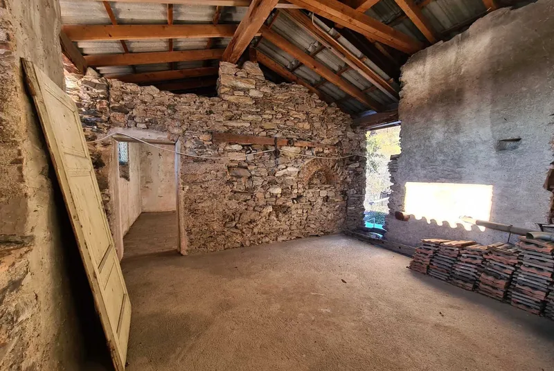 AMPIA CASA DA RISTRUTTURARE CON 1500 MQ DI TERRENO A ROVIO, foto 2