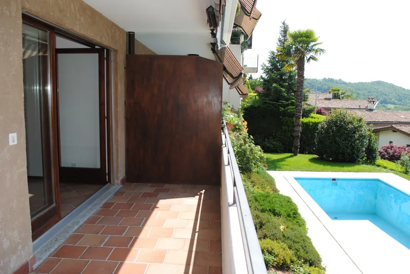 COMODO 2.5 CON TERRAZZA IN RESIDENZA CON PISCINA A COMANO, Foto 1