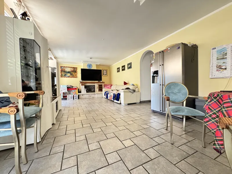 CASA GEMELLA DI 8.5 LOCALI CON PISCINA E TERRENO A MELANO, photo 3