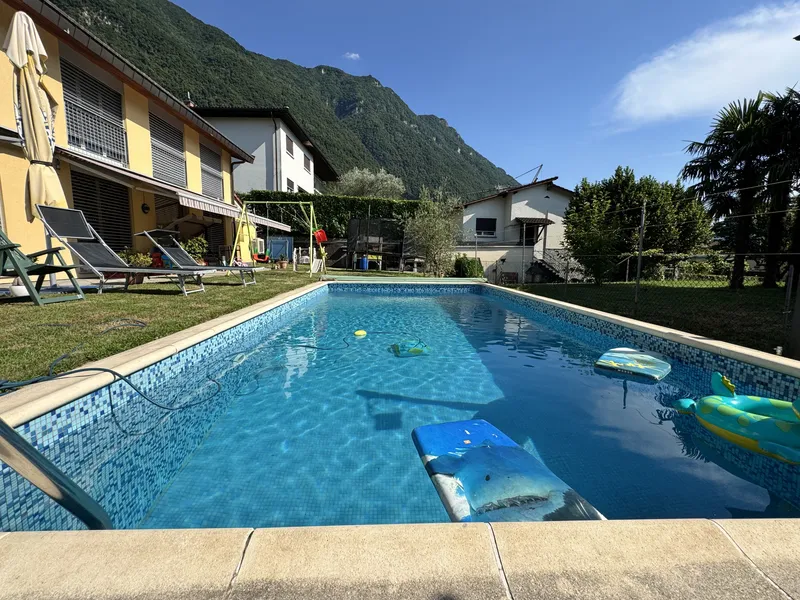 CASA GEMELLA DI 8.5 LOCALI CON PISCINA E TERRENO A MELANO, photo 2