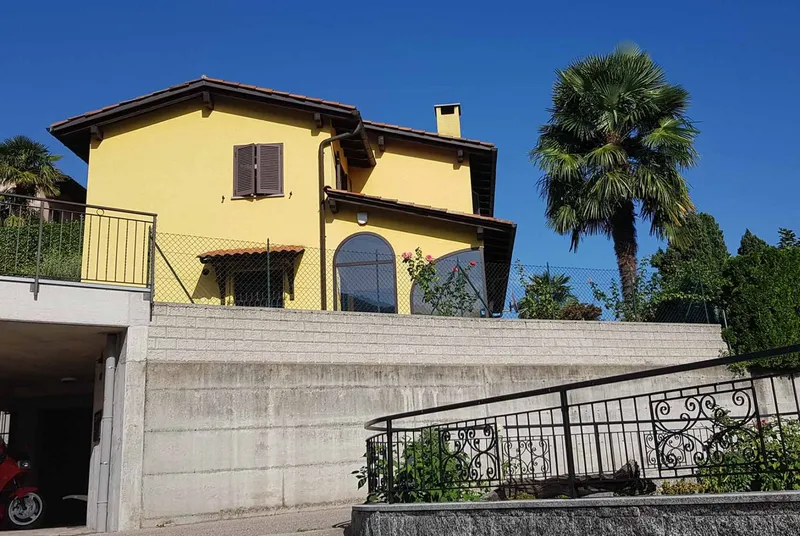 BELLA CASA DI 5.5 LOCALI CON VISTA E GIARDINO A PONTE TRESA, foto 2