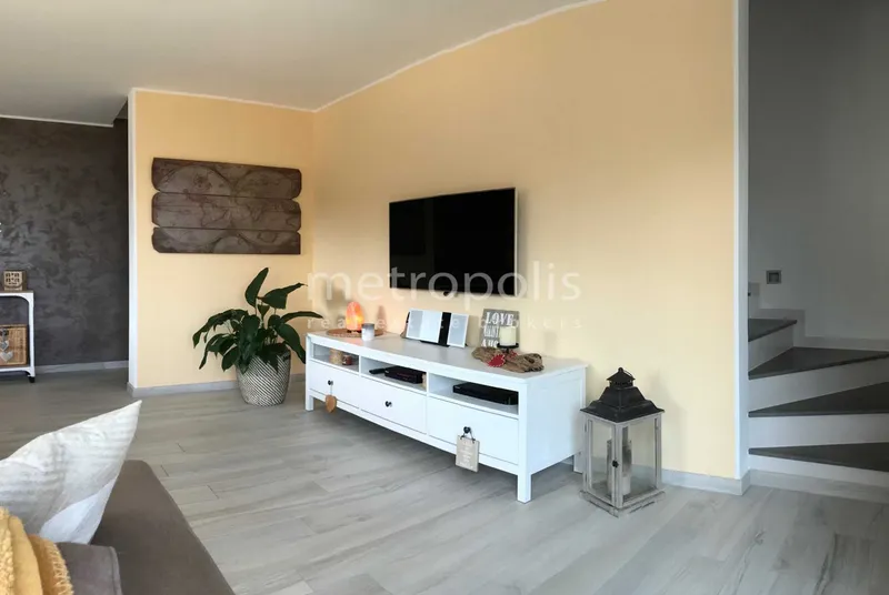 CASA 5.5 LOCALI INDIPENDENTE CON GIARDINO VISTA LAGO AD AROS, foto 3