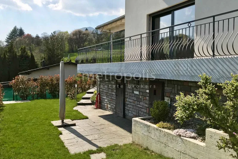 CASA 5.5 LOCALI INDIPENDENTE CON GIARDINO VISTA LAGO AD AROS, foto 10