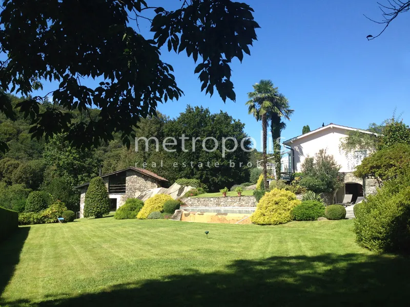 VILLA DI DESIGN VISTA LAGO CON RUSTICO E PISCINA A CURIO, foto 2
