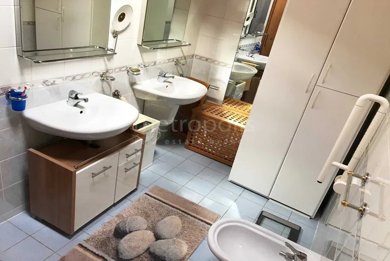 VILLETTA 5.5 LOCALI CON GIARDINO E PISCINA A LUGANO DINO, Foto 9