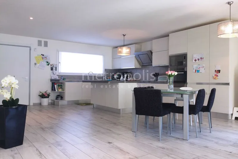 VILLETTA MODERNA DEL 2015 CON GIARDINO E 5 POSTI AUTO A RIVE, foto 3